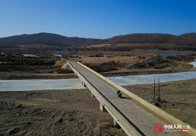 爬山越岭、趟河过溪，这个局长在边境送快递30年走了37万公里