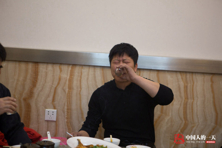 爬山越岭、趟河过溪，这个局长在边境送快递30年走了37万公里