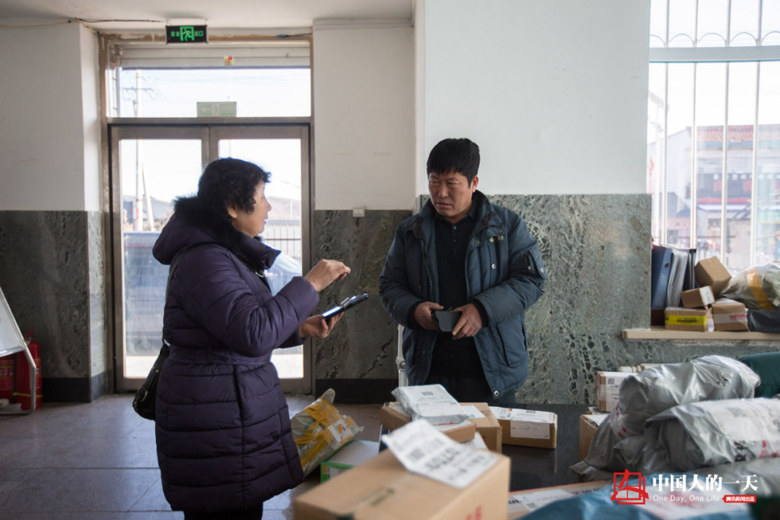 爬山越岭、趟河过溪，这个局长在边境送快递30年走了37万公里