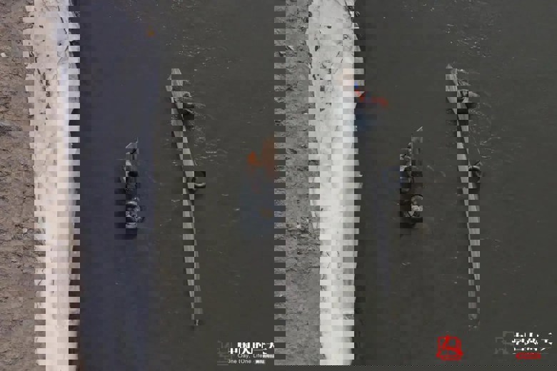 观赏鱼吃啥？这些人每天从冰河里捞虫百斤，曾遭遇拦河收费