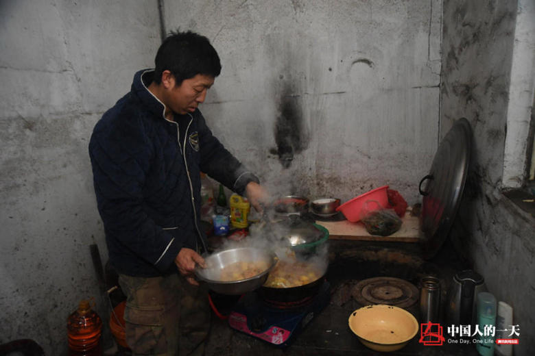 观赏鱼吃啥？这些人每天从冰河里捞虫百斤，曾遭遇拦河收费