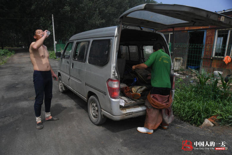 观赏鱼吃啥？这些人每天从冰河里捞虫百斤，曾遭遇拦河收费