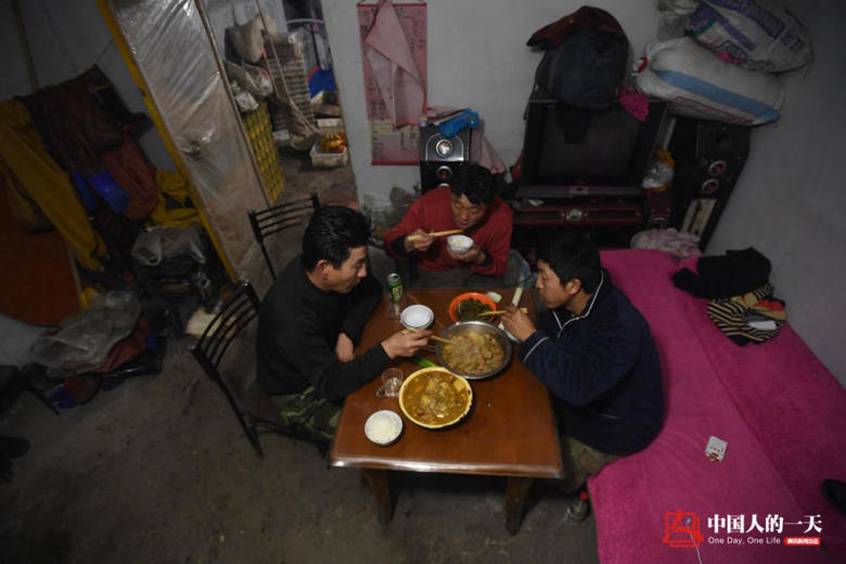 观赏鱼吃啥？这些人每天从冰河里捞虫百斤，曾遭遇拦河收费