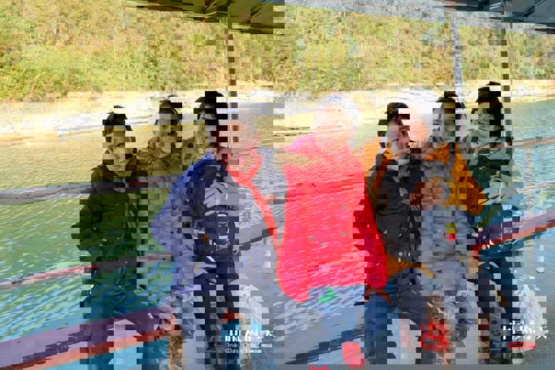 被水封印的“孤岛村”孩子上学要撑船 做梦都盼着路能修进来