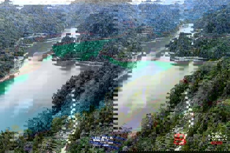 被水封印的“孤岛村”孩子上学要撑船 做梦都盼着路能修进来