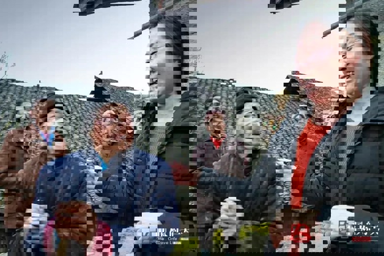 被水封印的“孤岛村”孩子上学要撑船 做梦都盼着路能修进来