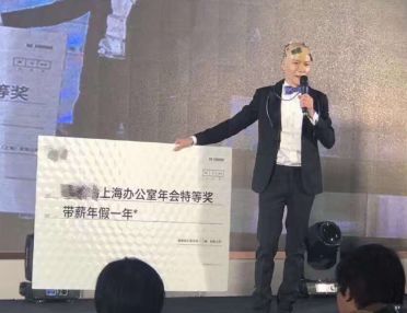 新闻哥吐槽：小伙被骗6千账户多出10万 骗子：还我钱！