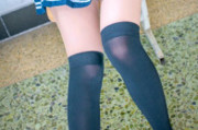 软妹：水手服妹子黑色袜子真漂亮！