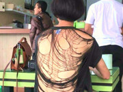深井冰：姑娘是有多节约呀，衣服都破成啥样，实在是看不下去了！