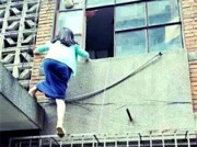 深井冰：媳妇到隔壁去串门，为啥总是爬窗户进去，就不能走正门吗？