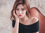萌妹子：春节里的这份冷艳美丽，也是迷人！