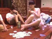 冰箱姐：妹子穿着裙子就这样坐桌上打牌，让坐凳子的我们情何以堪啊