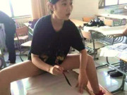 冰箱姐：妹子写的字真心不错啊，可你忘了穿裙子是不能这么坐了吗，替你尴尬