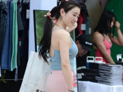 萌妹子：纯色打底裤，将你打造成为甜蜜可爱糖果系女孩！