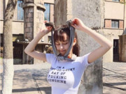 萌妹子：白色T搭配牛仔短裤的美，是否永远留在你心中！