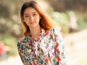 软妹子：简单的小碎花长衫，黑色超短裙文艺范十足小美女！