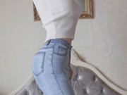萌妹子：一条牛仔裤凸显的完美身材，那么的具有女人味！