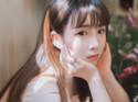 软妹子：妹子和花那个更好看？忧郁长发洋装美少女写真！