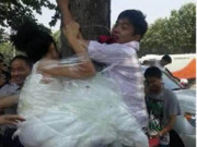 冰箱姐：这是什么奇葩婚礼，怎么把新娘和伴郎绑在树上了，你们弄错了吧