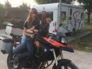 冰箱姐：妹子你就捎我一段吧，后面正好可以坐的下我