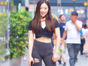 萌妹子：穿上打底裤的美女，身材显得更加的紧致有魅力，更显迷人！