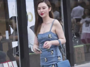 萌妹子：性感的牛仔吊带裙，多了一丝清纯感觉！