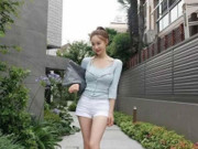 萌妹子：穿着白色短裤的美女，轻松展现出女神一般的气质，青春又动人！