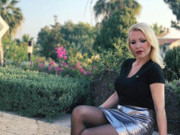 萌妹子：微胖美女穿着半身皮裙，女人味十足！