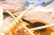 新闻哥吐槽：妈妈发明的米线新吃法，我看你还是不饿！