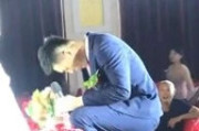 新闻哥吐槽：太尴尬了，新郎估计这辈子都不想回忆婚礼这一天