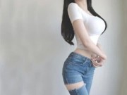 萌妹子：简约时尚破洞牛仔裤，简洁时尚的穿搭，让人百穿不腻