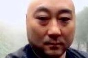 新闻哥吐槽：光头隐身术，没有五块钱出不来这种效果！