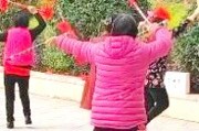 新闻哥吐槽：阿姨快别跳了，等您跳完羽绒服变防晒服了