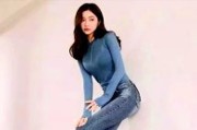 萌妹子：紧身牛仔裤凸显女孩迷人身材，展现的气质非凡，美的让人窒息