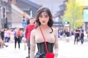 萌妹子：穿封腰宽腰带的小姐姐，着实勒的有点紧，不过真的很显身材！