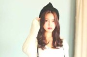 萌妹子：紧身牛仔裤女孩，尽显曲线身材，更加凸显青春活力