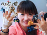 中国人的一天：上海女生做出世界最小毛衣 十多年来为上万娃娃设计衣服