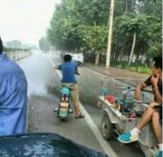 新闻哥吐槽：刚出法院就打证人，局长真牛