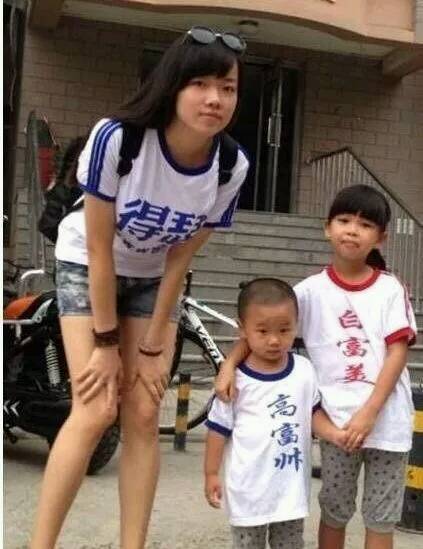 \u4f4e\u5934\u6361\u652f\u7b14\uff0c\u6211\u770b\u5230\u4e0d\u8be5\u770b\u7684\u4e86\uff0c\u5973\u540c\u4e8b\u8fd9\u662f\u4ec0\u4e48\u610f\u601d\u5462