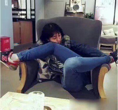 冰箱姐段子：看不惯媳妇这样的动作，上去就是一脚