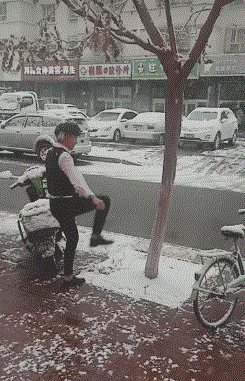 \u641e\u7b11GIF\uff1a\u59b9\u5b50\u5728\u4e0a\u6e38\u505a\u4e8b\uff0c\u628a\u6cb3\u6c34\u90fd\u5f04\u6210\u8fd9\u6837\u4e86\uff0c\u5927\u7237\u90fd\u8499\u4e86