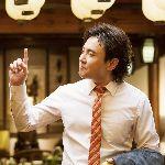 「这顿我来买单，限量版铂金卡，大家伙儿瞧好了啊」