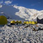 一场雪崩，40 人罹难，它成了人类登山史迄今最大的山难