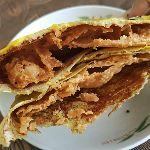 摊饼、打蛋、撒葱、刷酱……来一份地道的天津煎饼馃子