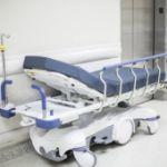 医疗资源当然不能「按闹分配」「按惨分配」，那应该谁先来？