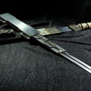 讲述中国冷兵器时代战争的部分国产电视剧中，前排冲锋和设伏做饵的士兵，几乎必死，他们为何还坚持履行职责？